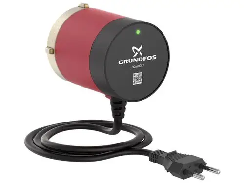 Zirkulationspumpe von Grundfos mit rotem und schwarzem Gehäuse, angeschlossenem Kabel und Stecker. Leuchte an der Vorderseite.